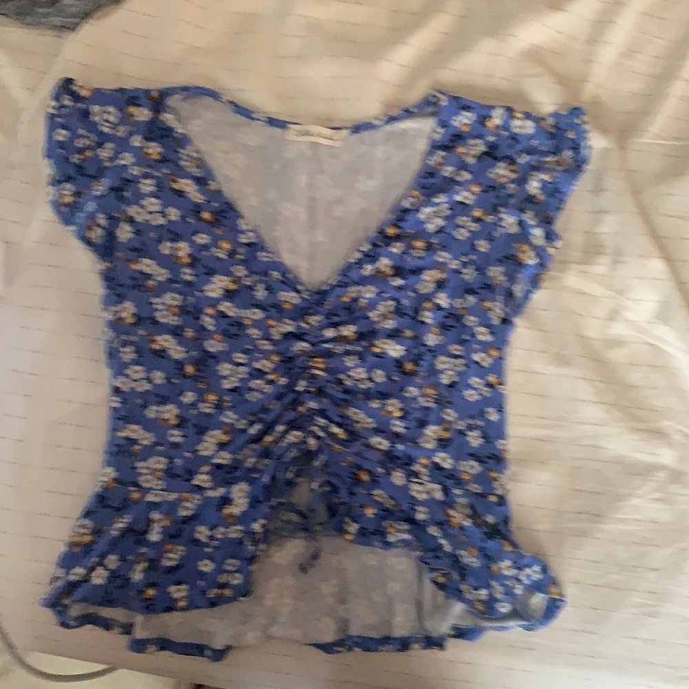 Chole and Katie flower flutter sleeve ruched center crop top size small